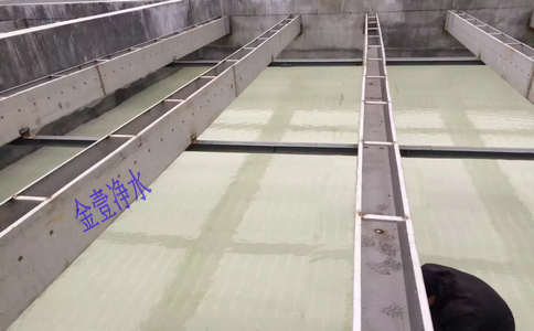 金壹牌沉淀池斜管填料安裝完成后進行調(diào)試現(xiàn)場